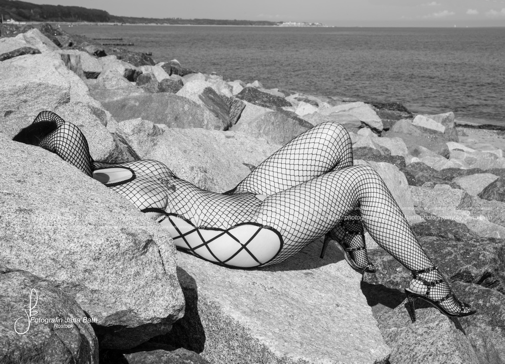 Junge Frau in erotischer Garderobe am Strand -Foto Jana Bath 2017 Rostock