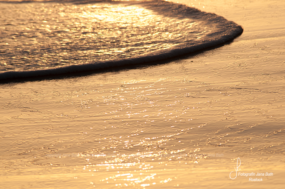 Seichte Welle im Sonnenuntergang. Haiku Fotografie, Fotokurs Meditation, Foto Jana Bath